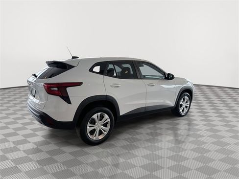 Certified 2025 Chevrolet Trax LS image 11