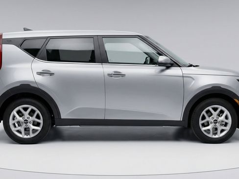 Used 2025 Kia Soul LX w/ LX Technology Package FWD image 11
