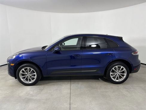 Certified 2023 Porsche Macan image 2