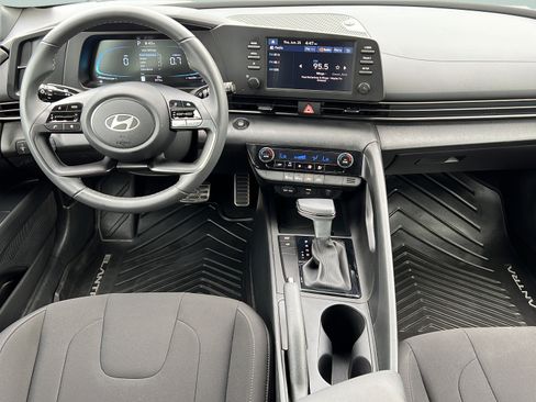 Certified 2025 Hyundai Elantra Sport FWD image 13