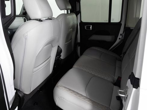 Used 2022 Jeep Wrangler Unlimited Sahara image 38