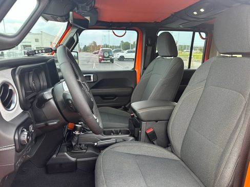 Used 2025 Jeep Wrangler Unlimited Sahara w/ Safety Group AWD/4WD image 22