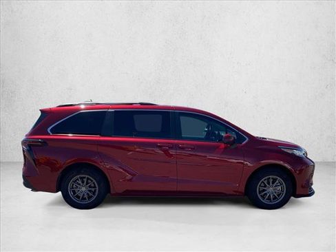 Used 2023 Toyota Sienna LE FWD image 4