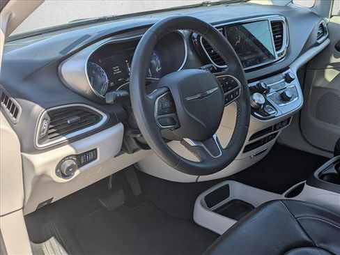 Used 2022 Chrysler Pacifica Touring-L FWD image 9