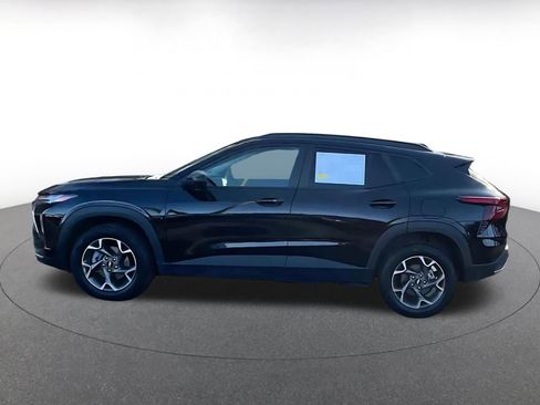 Used 2025 Chevrolet Trax LT w/ LT Convenience Package image 9