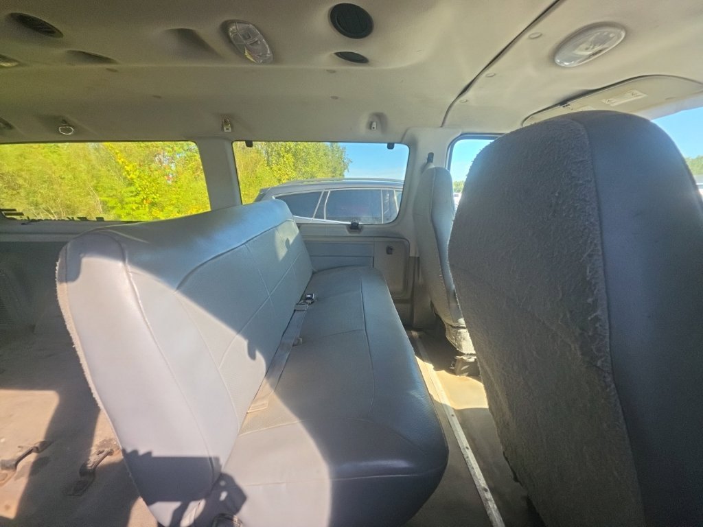 Used 2006 Ford E-150 and Econoline 150 Wagon RWD image 5