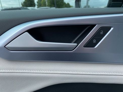 New 2025 Volkswagen Taos SE image 28