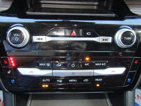 Used 2022 Ford Explorer Limited w/ Equipment Group 301A AWD/4WD image 16