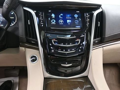 Used 2020 Cadillac Escalade Luxury AWD/4WD image 10