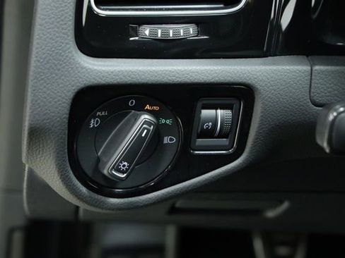 Used 2019 Volkswagen Golf 4-Door image 25