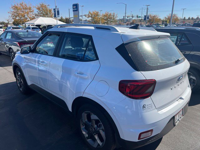 Used 2022 Hyundai Venue SEL FWD image 2