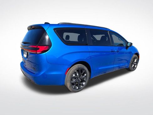 New 2026 Chrysler Pacifica Limited AWD/4WD image 3