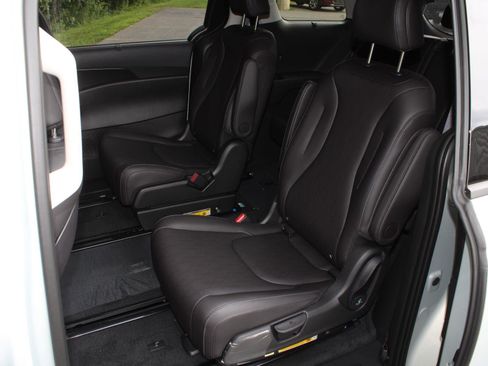 New 2027 Kia Carnival EX w/ Dark Edition Package FWD image 18