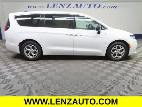 Used 2024 Chrysler Pacifica Limited FWD image 2