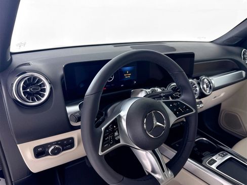 New 2025 Mercedes-Benz GLB 250 4MATIC image 10