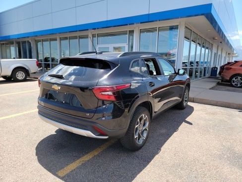Used 2024 Chevrolet Trax LT w/ Driver Confidence Package FWD image 4