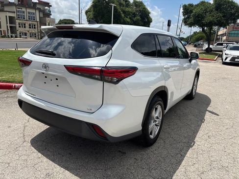 Used 2022 Toyota Highlander LE FWD image 5