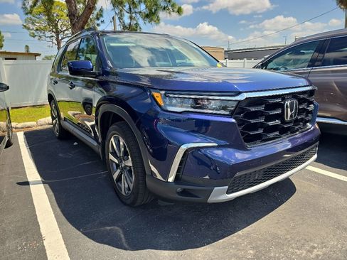 Used 2025 Honda Pilot Touring image 3