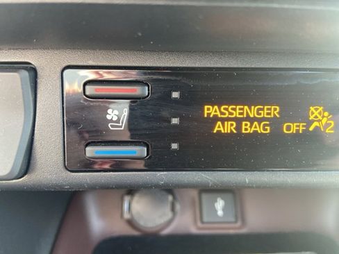 Used 2021 Toyota RAV4 Limited image 16