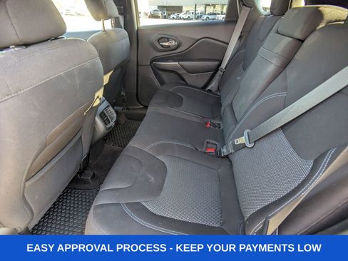 Used 2019 Jeep Cherokee Latitude w/ Cold Weather Group image 17