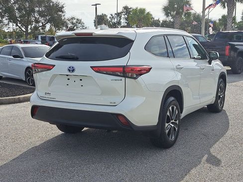 Certified 2021 Toyota Highlander XLE image 3