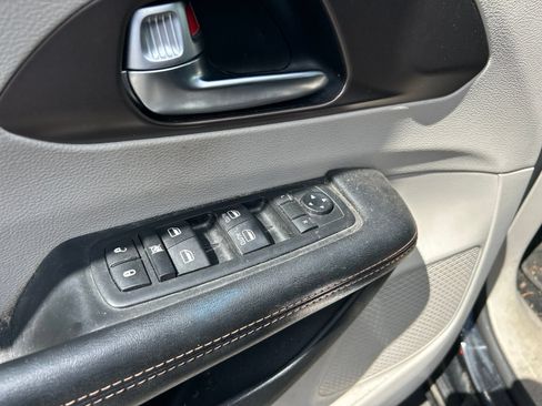 Used 2019 Chrysler Pacifica Touring-L FWD image 11