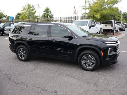 Used 2024 Chevrolet Traverse LT w/ Trailering Package FWD image 11