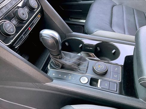 Used 2022 Volkswagen Atlas SEL Premium image 17