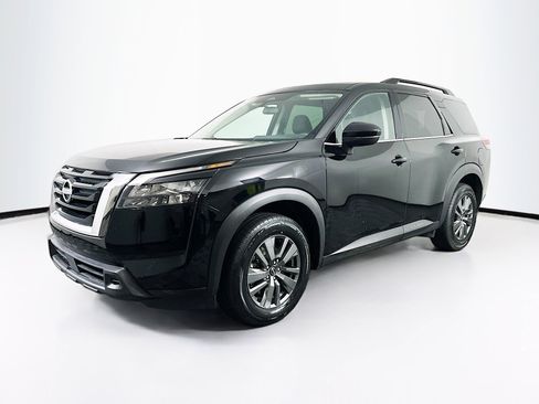 Used 2025 Nissan Pathfinder SV image 3