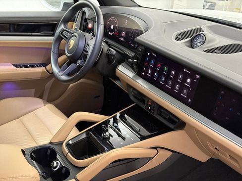 Used 2024 Porsche Cayenne S image 12