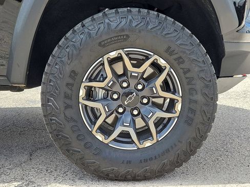 Used 2024 Chevrolet Colorado ZR2 w/ Technology Package AWD/4WD image 8