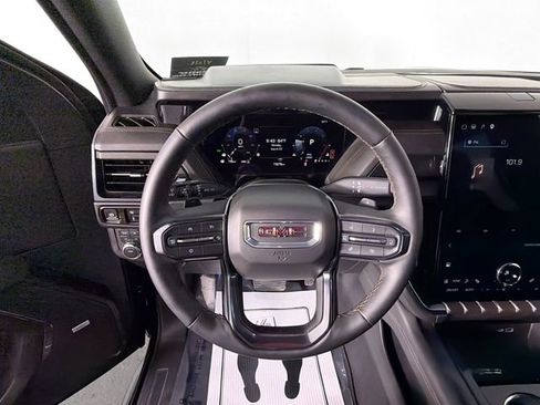 Used 2025 GMC Yukon XL AT4 image 11