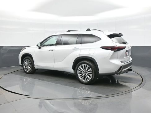 Used 2025 Toyota Highlander Platinum image 5