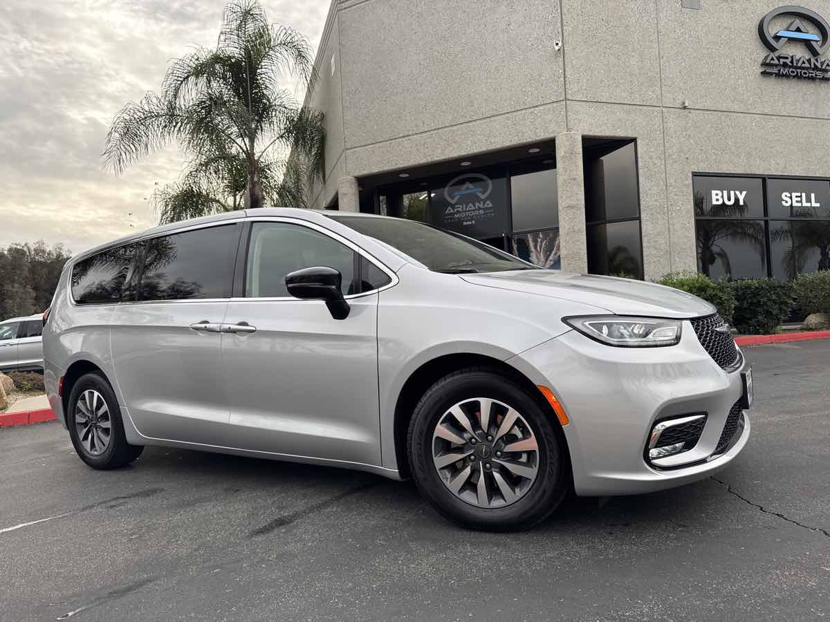 Used 2024 Chrysler Pacifica Limited FWD image 15