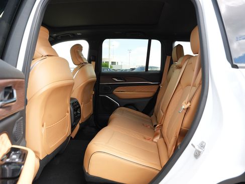 Used 2025 Jeep Grand Cherokee Summit AWD/4WD image 21