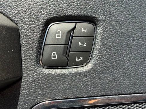 Used 2022 Ford F350 Platinum w/ Tremor Off-Road Package AWD/4WD image 16