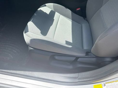 Used 2025 Toyota Prius LE FWD image 9
