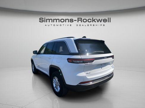 Used 2023 Jeep Grand Cherokee Laredo AWD/4WD image 3