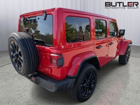 Used 2025 Jeep Wrangler Unlimited Sahara w/ Safety Group AWD/4WD image 8