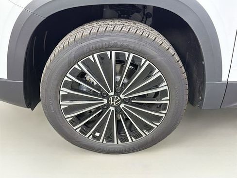 New 2026 Volkswagen Taos SE FWD image 30