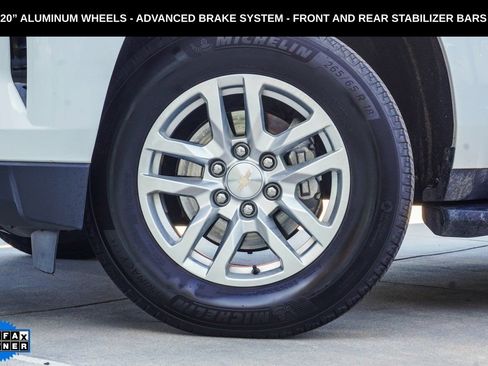 Used 2024 Chevrolet Suburban LT RWD image 3