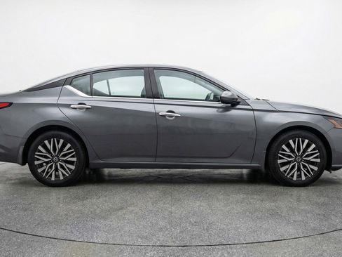 Used 2025 Nissan Altima 2.5 SV image 11