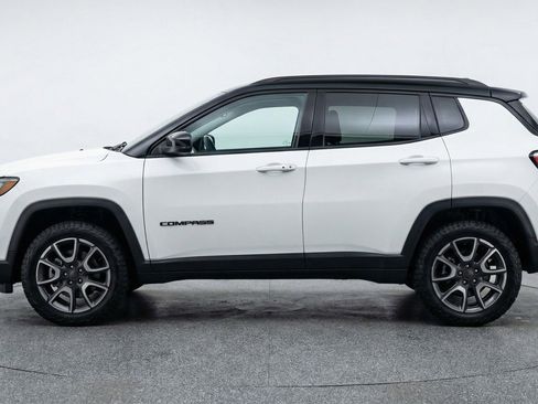Used 2025 Jeep Compass Trailhawk AWD/4WD image 3