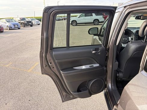 Used 2016 Jeep Compass High Altitude FWD image 31