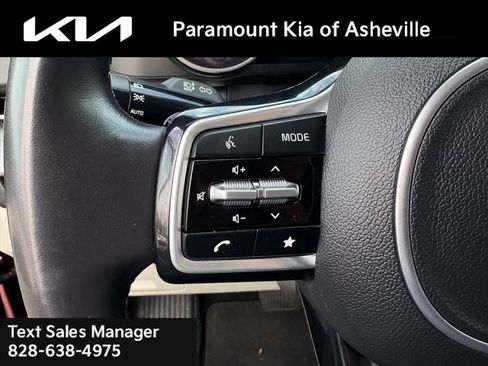 Used 2024 Kia Carnival LX image 12