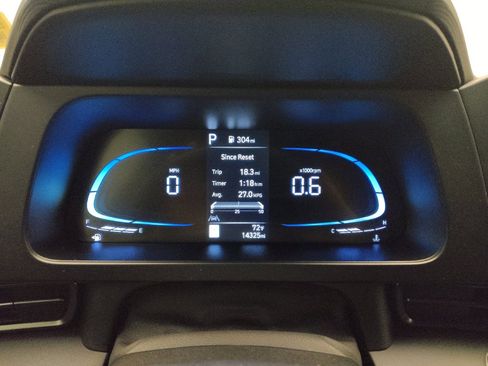 Used 2025 Hyundai Elantra Sport FWD image 23