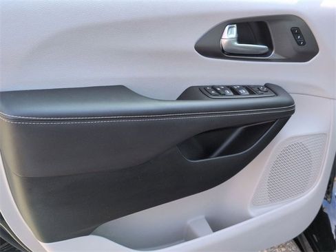 Certified 2024 Chrysler Pacifica Touring-L image 14