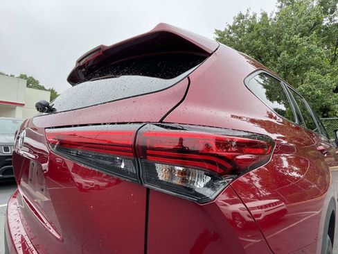 Used 2022 Toyota Highlander XLE AWD/4WD image 16