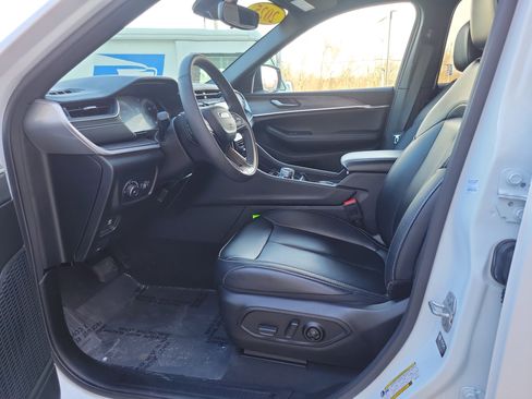 Used 2025 Jeep Grand Cherokee L Limited image 8