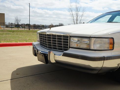 Used 1993 Cadillac Fleetwood Sedan image 26
